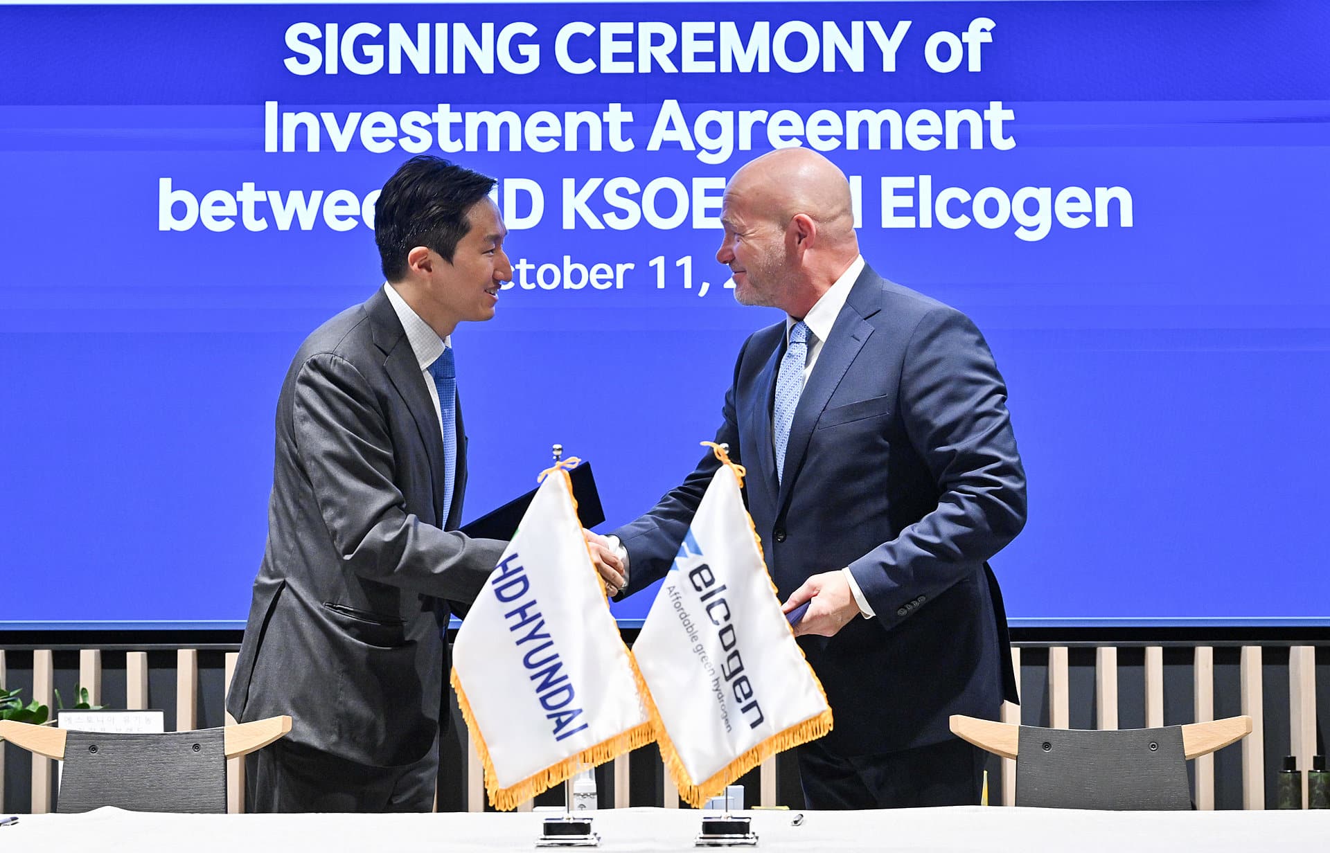 Moment from signing ceremony: Mr Kisun Chung, CEO of HD Hyundai/KSOE and Mr Enn Õunpuu, CEO of Elcogen, Photo: Raigo Pajula